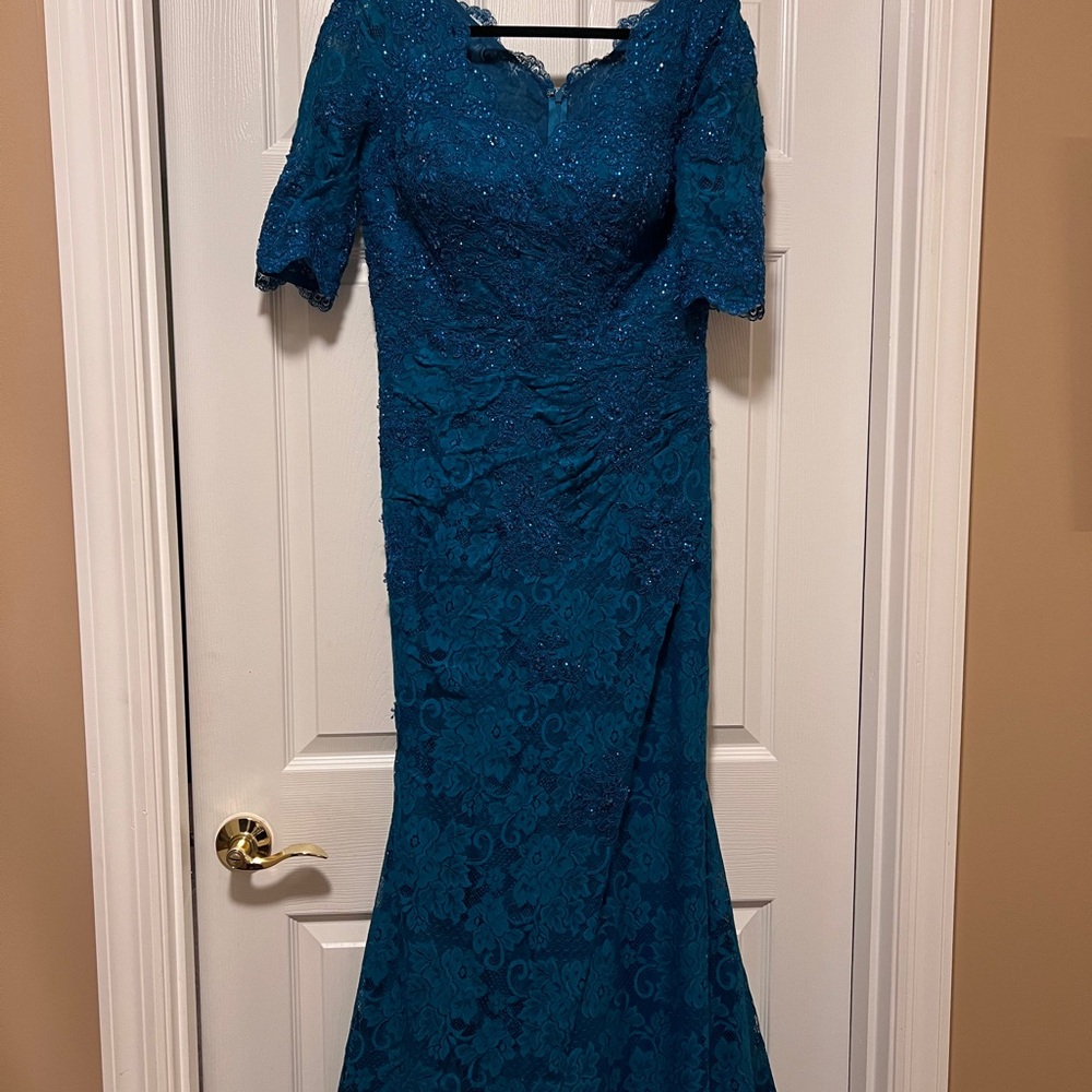 Elegant Teal Lace Evening Gown